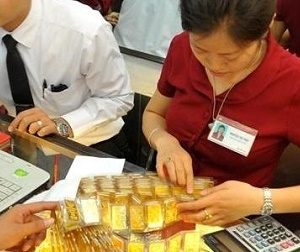 Cuối tuần, giá vàng trong nước mất gần 100.000đ/lượng
