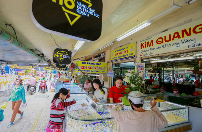 Phố vàng bạc Sài Gòn tấp nập ngày đầu ra mắt