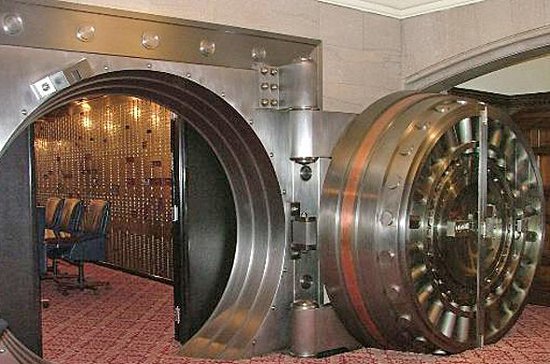 Hầm đá chứa 5.000 thỏi vàng: Bí mật sau cánh cửa sắt 90 tấn