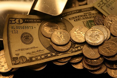 Dollar, chứng khoán hồi phục kìm chân giá vàng