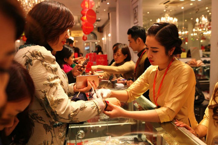 Bảng giá vàng 9h10 sáng 23/2: Vàng lưỡng lự đi ngang trước dịp Thần tài