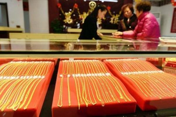 Bảng giá vàng 9h sáng ngày 28/2: Giá vàng giảm nhanh theo thế giới