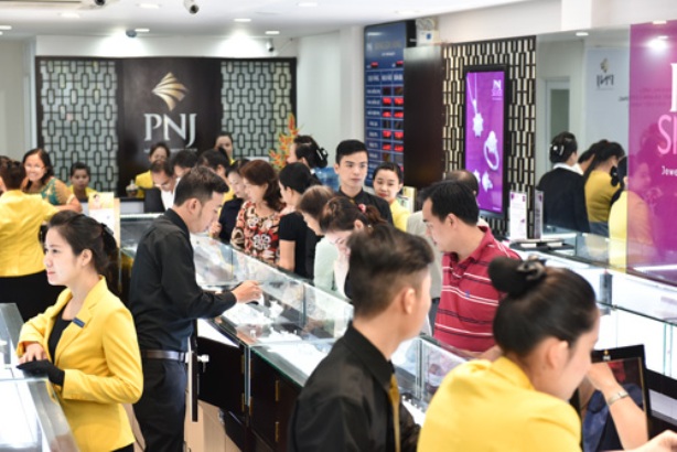 Vàng trong nước liên tục tăng nhưng vẫn chậm chân hơn vàng thế giới