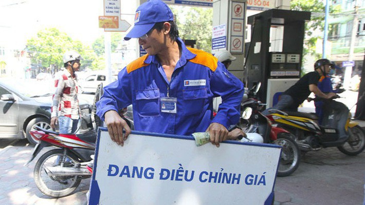 Giữ giá xăng ở mức 18.930 đồng/lít, đồng loạt tăng giá dầu