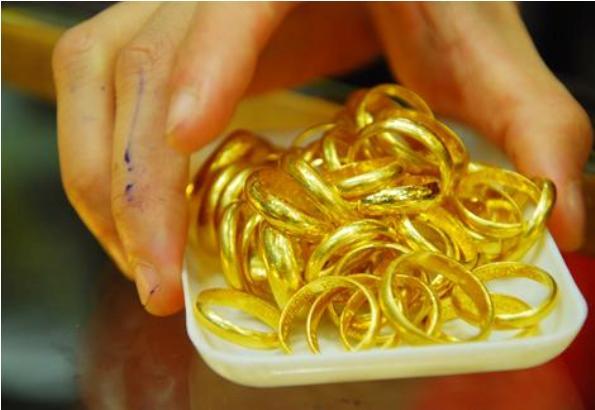 Bảng giá vàng 9h sáng ngày 4/5: vàng trong nước đi ngang