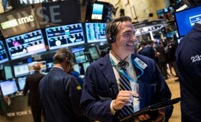Phiên 30/5: Fed công bố Beige Book giúp chứng khoán Mỹ ngợp sắc xanh, Vàng tăng nhẹ và USD đi xuống