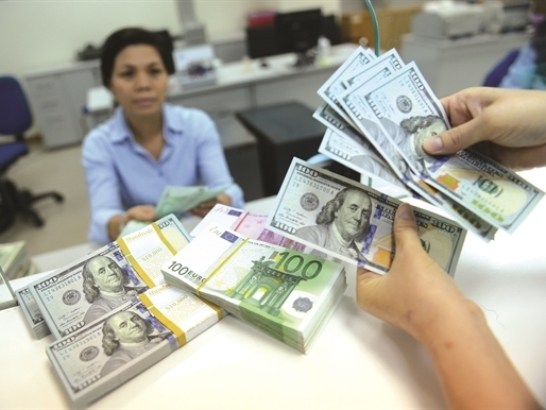 Tỷ giá trung tâm tăng trong khi USD tại các ngân hàng giảm mạnh