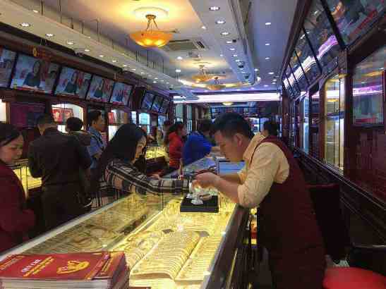 Vàng trong nước đắt hơn thế giới 1,8 triệu đồng/lượng