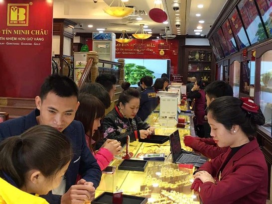 Vàng giảm nhưng vẫn rình rập tăng