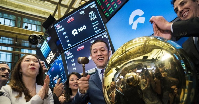 Phiên 2/11: Vàng, phố Wall đảo chiều giảm, USD tăng giá sau báo cáo việc làm tốt hơn dự kiến từ Mỹ
