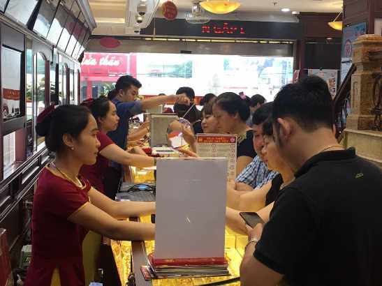 Giá vàng miếng trượt theo thế giới