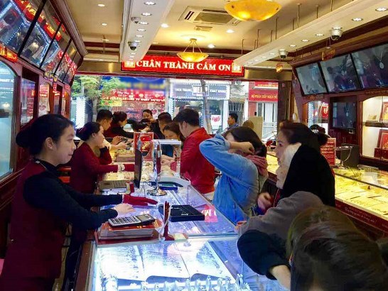 Giá vàng thế giới hiện thấp hơn vàng SJC gần 2 triệu đồng/lượng