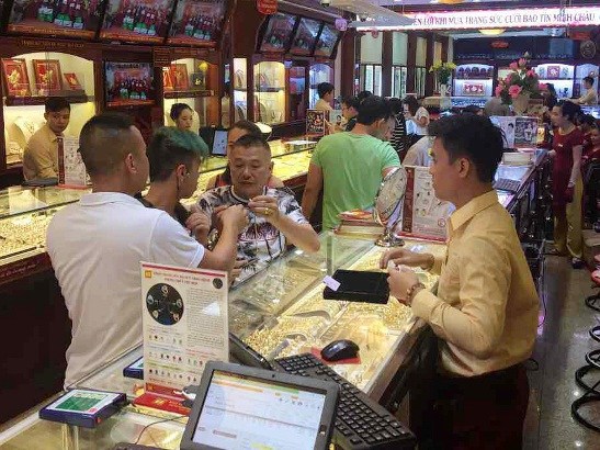 Vàng trong nước giảm giá, thế giới tăng vọt