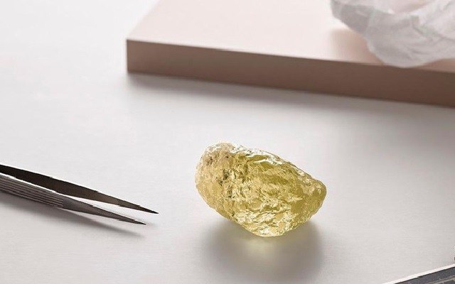 Đào được viên kim cương màu vàng 552 carat siêu hiếm từ trước đến nay