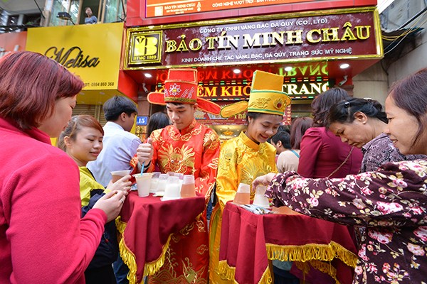 Mua vàng ngày vía Thần Tài 3 năm qua, mua một chỉ vàng, lời không được cọng hành