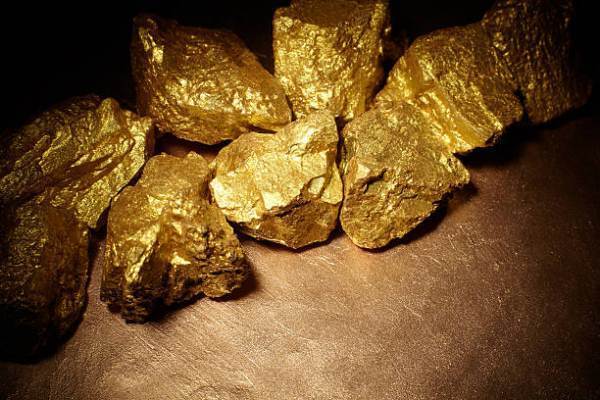 Vàng: Đà tăng và xu hướng giảm giằng co tại mức $1331 khi các tin tức thương mại thu hút sự chú ý