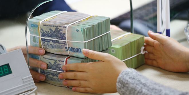 Lãi suất tăng cao, ôm tiền mặt gửi tiết kiệm là sướng