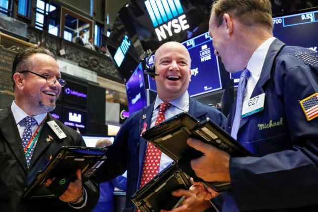 Phiên 10/3: Trump ‘phù phép’ Dow Jones vọt 1200 điểm; Vàng sụt mạnh; Dầu thô hồi phục sau bán tháo