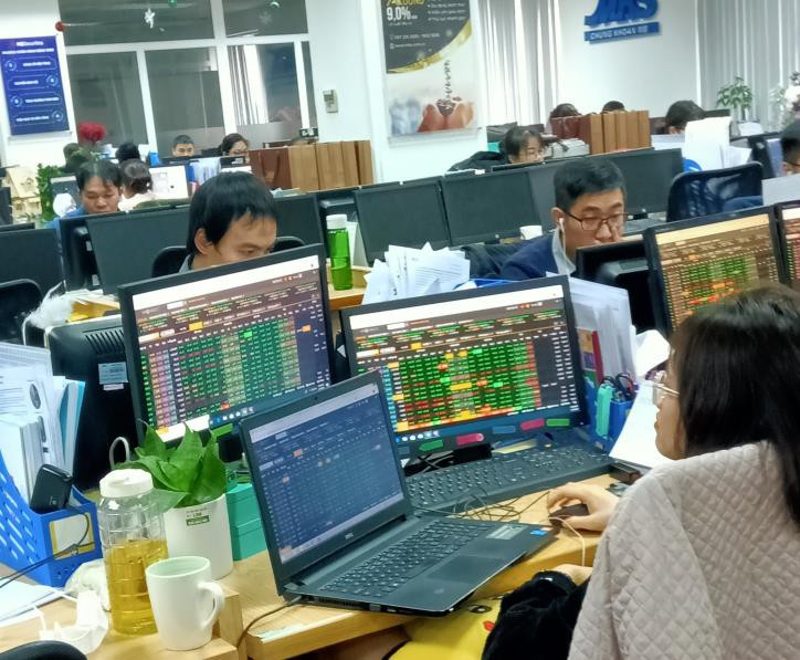 TTCK Việt sáng 9/4: Thị trường khởi sắc, VN-Index bay cao