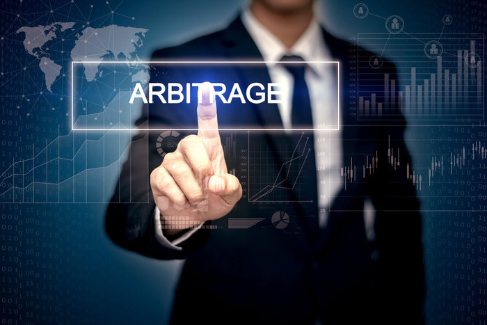 Arbitrage là gì? Tại sao vàng kì hạn cao hơn giá giao ngay gần 100USD nhưng trader không dám arbitrage?