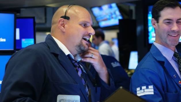 Phiên 6/7: Nasdaq chạm đỉnh lịch sử nhờ cổ phiếu Amazon và Tesla; Dầu thô diễn biến trái chiều
