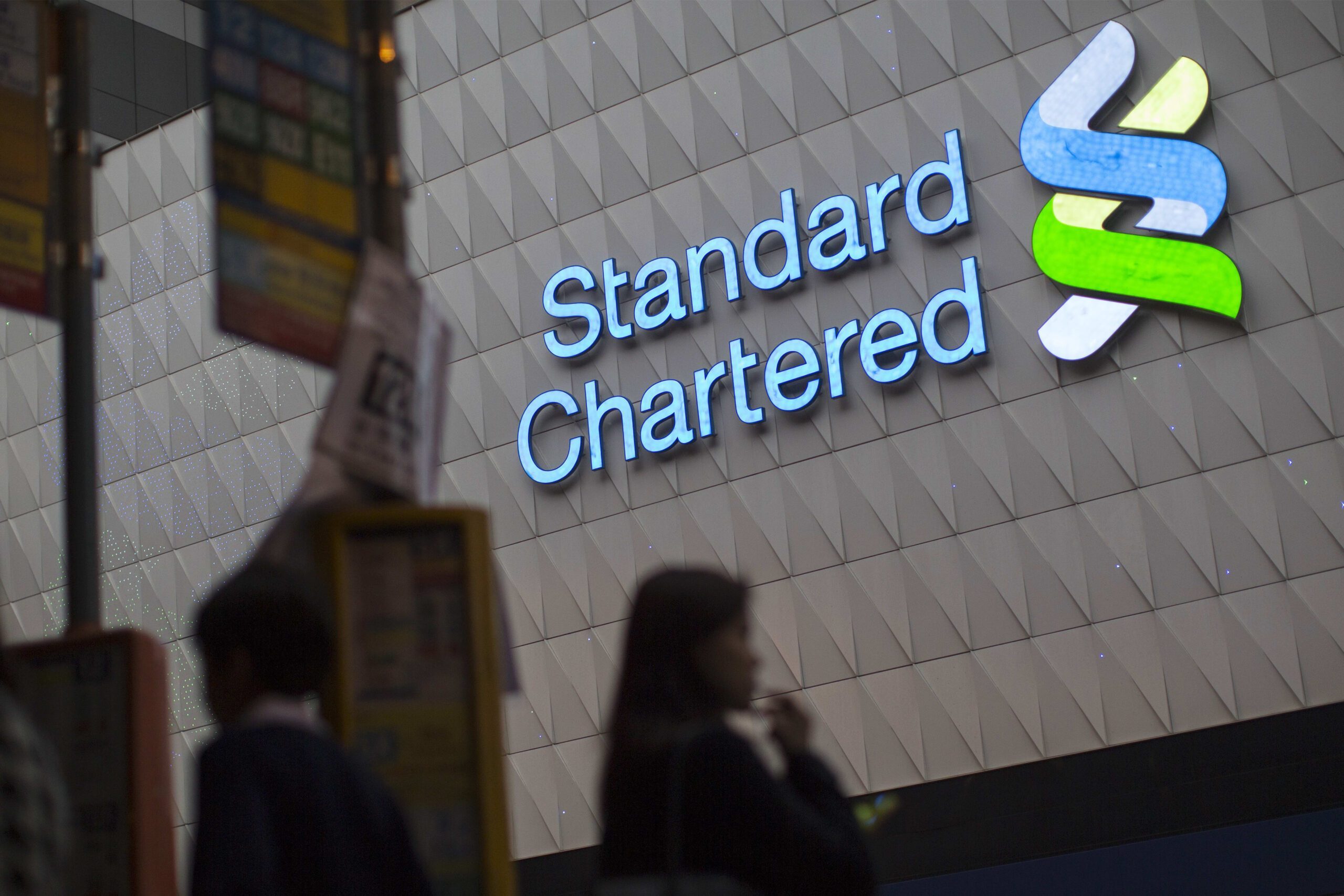 Giá vàng sẽ quay trở lại mức 2000$ chỉ trong vài tháng tới &#8211; Standard Chartered