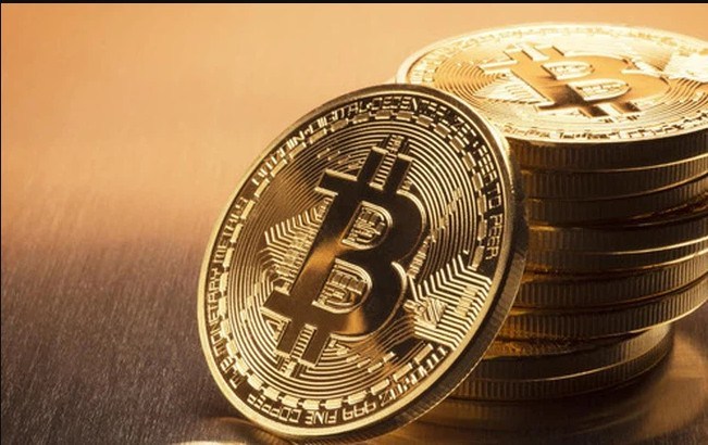 Nhà đầu tư lại đua giá, Bitcoin áp sát đỉnh kỷ lục