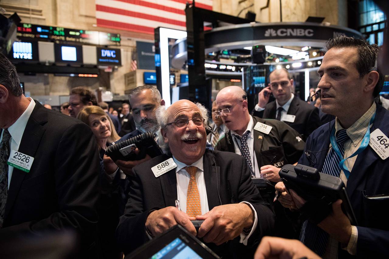 Vụ call margin gây chấn động cổ phiếu ngân hàng, Dow Jones vẫn lên đỉnh lịch sử