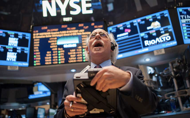 Phiên 15/4: Dow Jones phá mốc 34.000 điểm lần đầu tiên trong lịch sử, Dầu thô neo đỉnh tháng