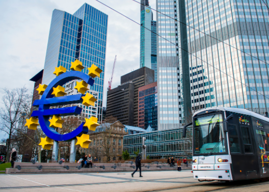 ECB nâng dự báo tăng trưởng của eurozone, giảm nhịp độ mua trái phiếu