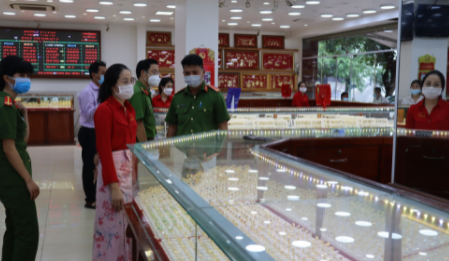 Bình Phước: Nữ nhân viên của tiệm vàng lấy trộm 2.380 chiếc nhẫn vàng