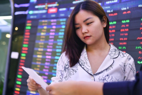 TTCK sáng 11/11: VN-Index hồi phục từ cú &#8216;sụp&#8217; hơn 15 điểm, thanh khoản tăng mạnh