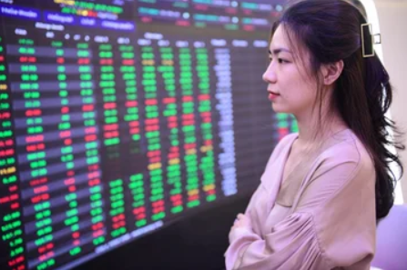 TTCK sáng 3/3: Cổ phiếu thép nổi sóng, VN-Index tăng gần 6 điểm