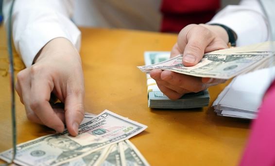 Tỷ giá VND/USD 10/10: Thị trường tự do bật tăng trên 100 đồng, NHTM biến động trái chiều giữa các đơn vị
