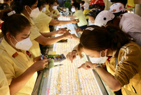 Bảng giá vàng sáng 10/10: SJC &#8216;hạ nhiệt&#8217; sau phiên tăng &#8216;nóng&#8217; cuối tuần trước