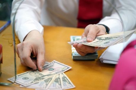 Ngân hàng tăng mạnh giá USD, Ngân hàng Nhà nước tiếp tục bơm tiền ra thị trường