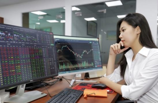 TTCK phiên 4/4: Đóng cửa đỏ nhẹ, VN-Index đứt chuỗi tăng 10 phiên liên tiếp