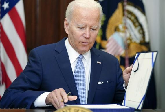 Tổng thống Biden ký ban hành luật nâng trần nợ công