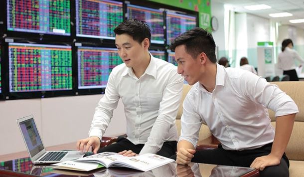 TTCK phiên 7/7: Cổ phiếu VCB &#8220;tỏa sáng&#8221;, VN-Index thẳng tiếp lên sát mốc 1.140 điểm