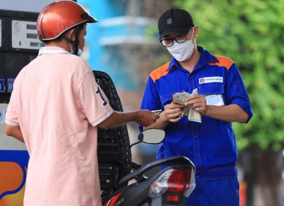 Tăng hơn 1.000 đồng, giá xăng lên gần 23.000 đồng mỗi lít