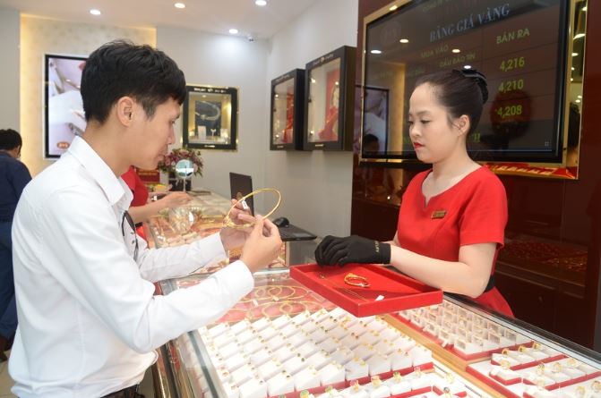 Bảng giá vàng sáng 10/10: Giá vàng tiếp tục leo thang, chiều mua chạm mốc 69 triệu đồng, chiều bán đang từng bước chinh phục mốc 70 triệu đồng
