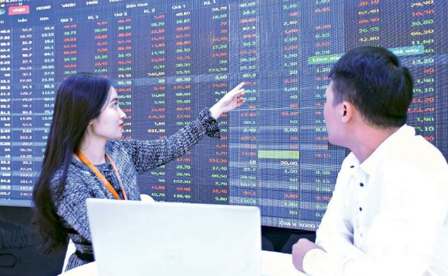 TTCK phiên 24/10: VN-Index tăng hơn 12 điểm, thanh khoản vẫn rất ảm đạm