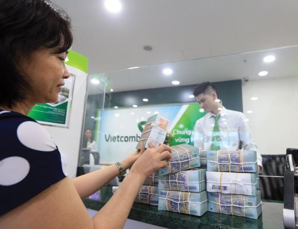 Vietcombank hạ lãi suất huy động về 2,6-5%/năm