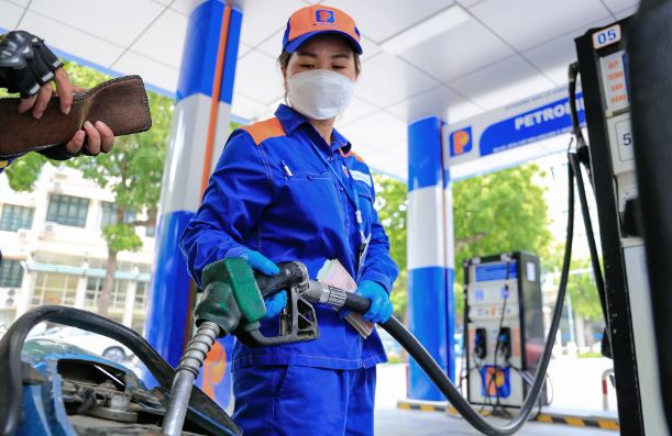 Dầu diesel giảm hơn 1.000 đồng/lít, giá xăng giảm ít hơn