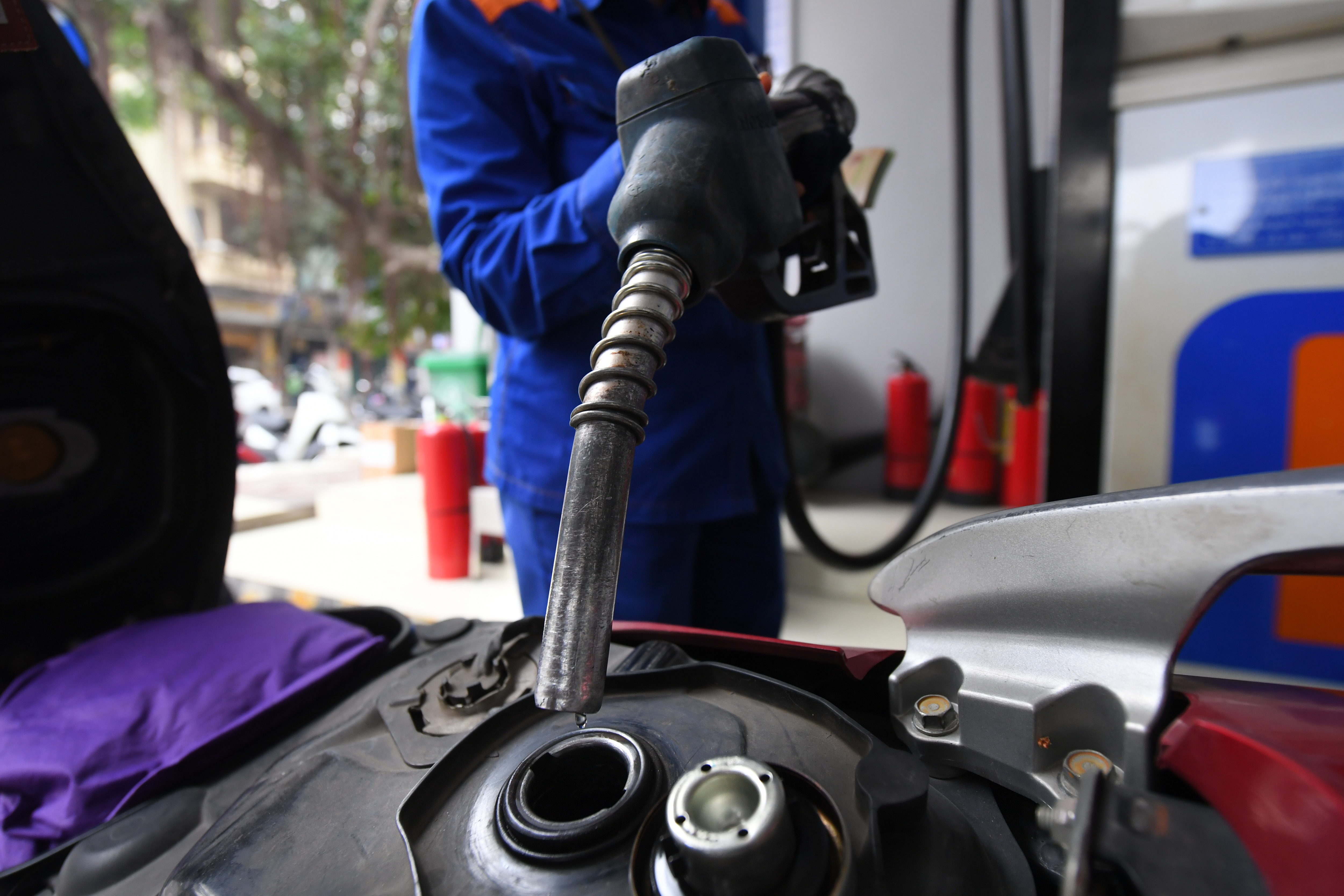 Giá xăng dầu đồng loạt giảm, có loại giảm hơn 700 đồng/lít