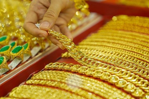 Giao dịch đang &#8220;nóng&#8221; trở lại, giá vàng trong nước tăng nhanh hơn vàng thế giới