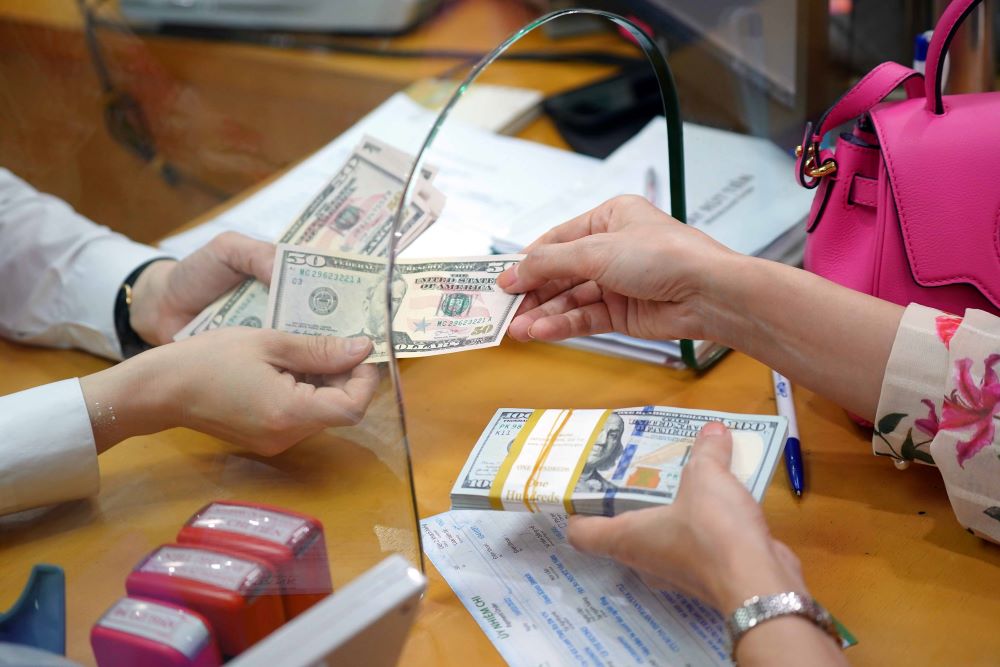 Tỷ giá ngày 4/6: TGTT vượt 25.000 &#8211; giá USD tại các NHTM tiếp tục đỉnh nóc &#8211; kịch trần
