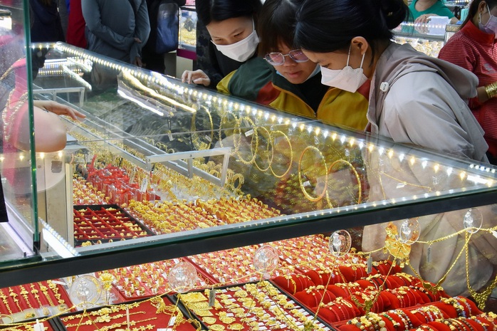 Vàng nhẫn 9999 ngày 15/7: Thận trọng trước tin, nhẫn cũng giảm vài trăm nghìn như vàng miếng