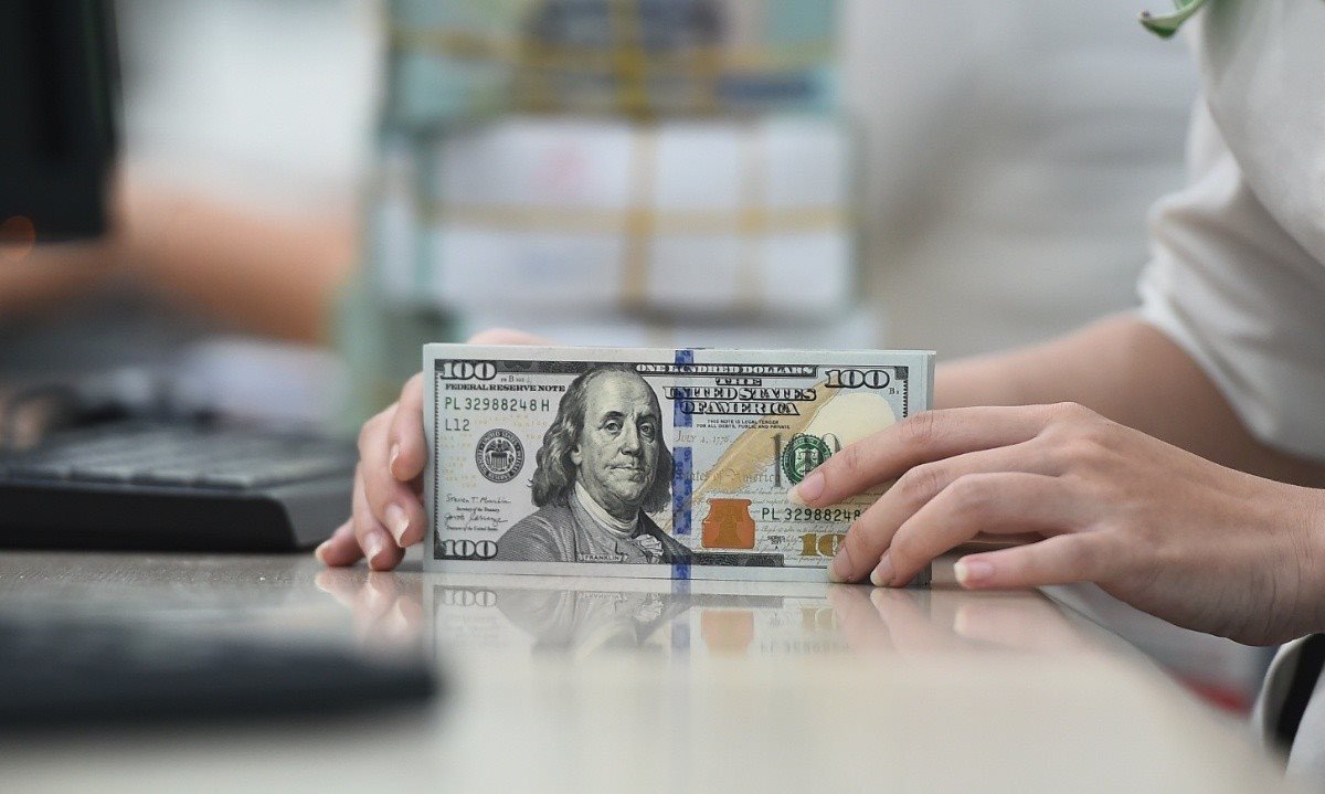 Tỷ giá USD/VND ngày 29/8: SBV hạ TGTT – các NH tiếp tục neo kịch trần biên độ