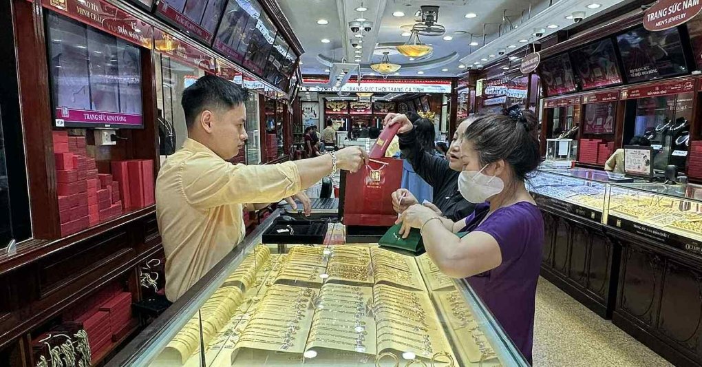 Giá vàng tuần qua: NĐT Việt thấm đòn FOMO đu đỉnh dù vàng ngoại lên kỉ lục mới